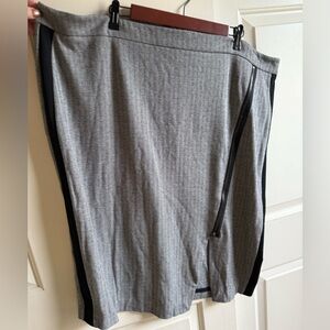 Worthington Herringbone Skirt with Black Trim and Faux Zipper- size 24
